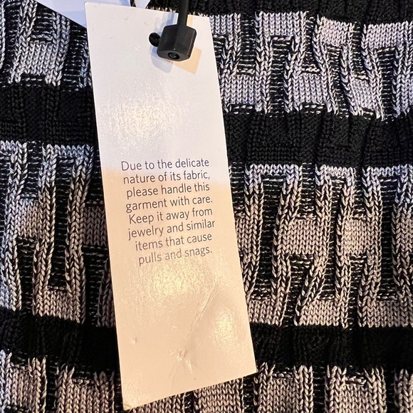 NWT White House Black Market size Small women’s top - Picture 5 of 9